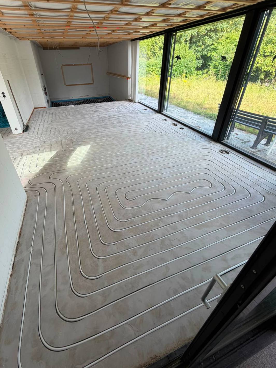 Wohnzimmer mit fertig verlegter Fußbodenheizung