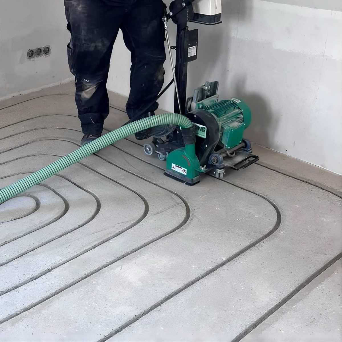 Fräsmaschine fräst Rohrkanäle in den Bestandsestrich